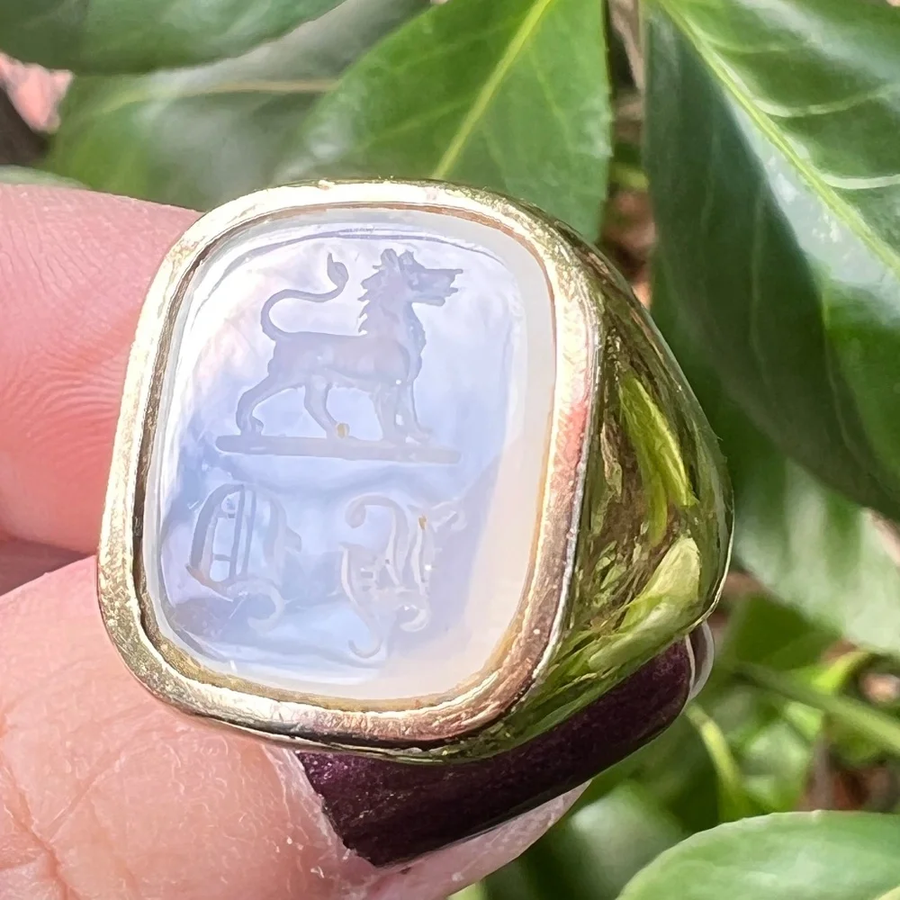 VINTAGE 9K GOLD WHITE CHALCEDONY LION INTAGLIO SIGNET RING BRITISH HALLMARKS
